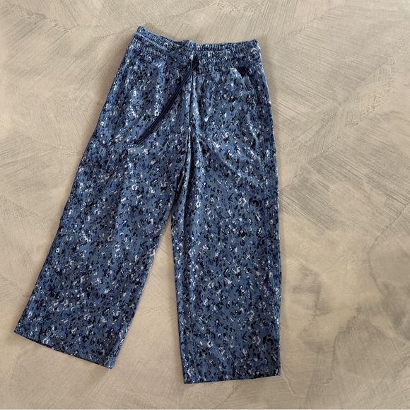 Athleta Blue Wide Leg Cropped Pants Blue Camo Pattern- {6} - Picture 9 of 11